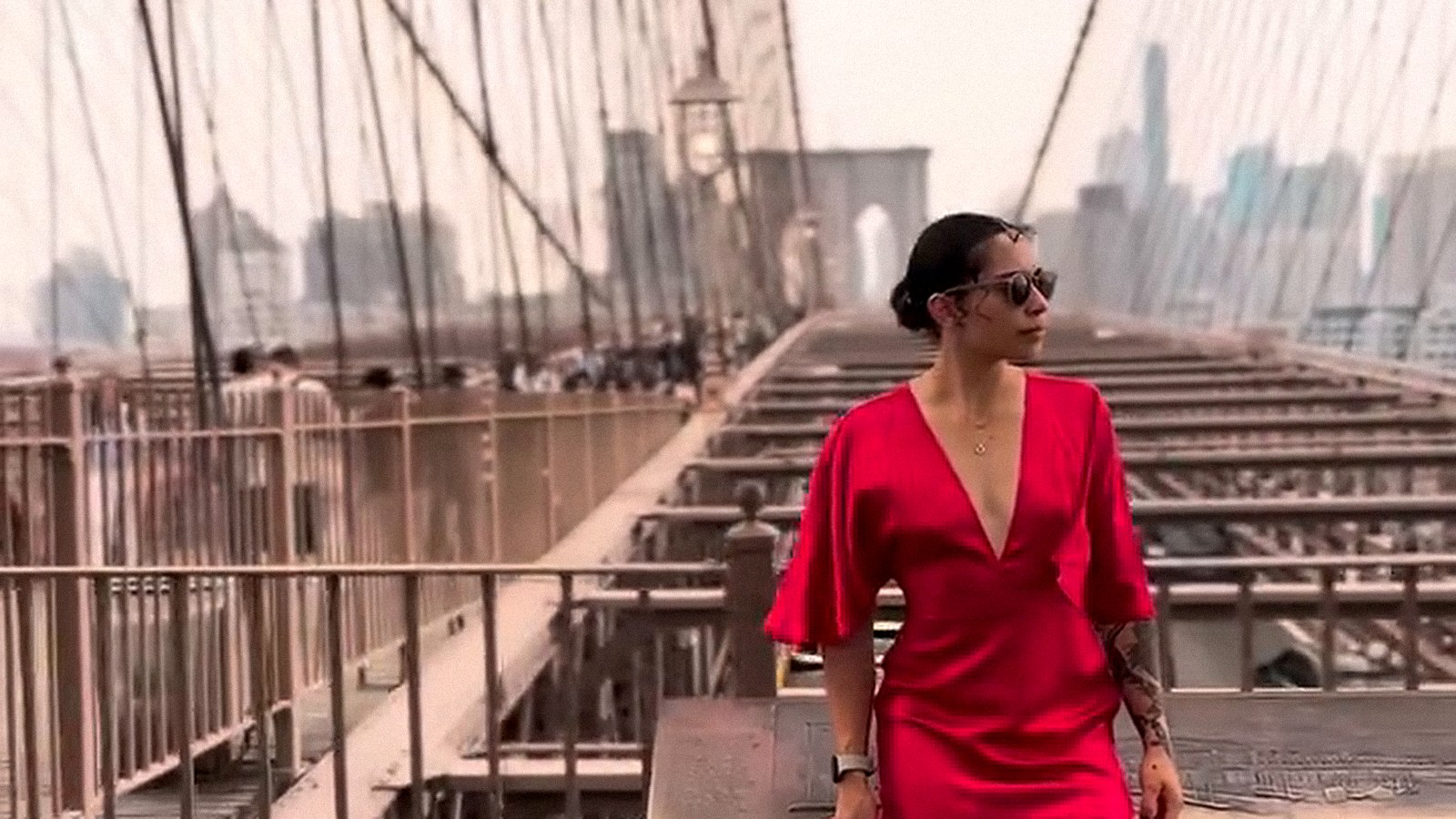 María Avellán en el puente de Brooklyn